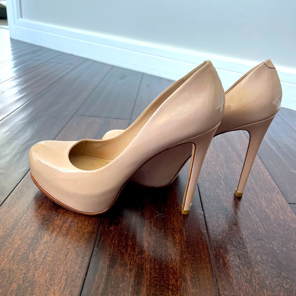 Pour le victore nude patent pumps